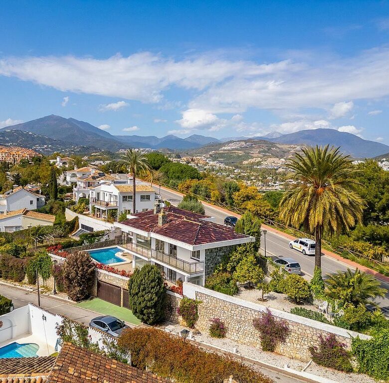 Villa to renovate with sea views in Las Brisas, Nueva Andalucia, Marbella