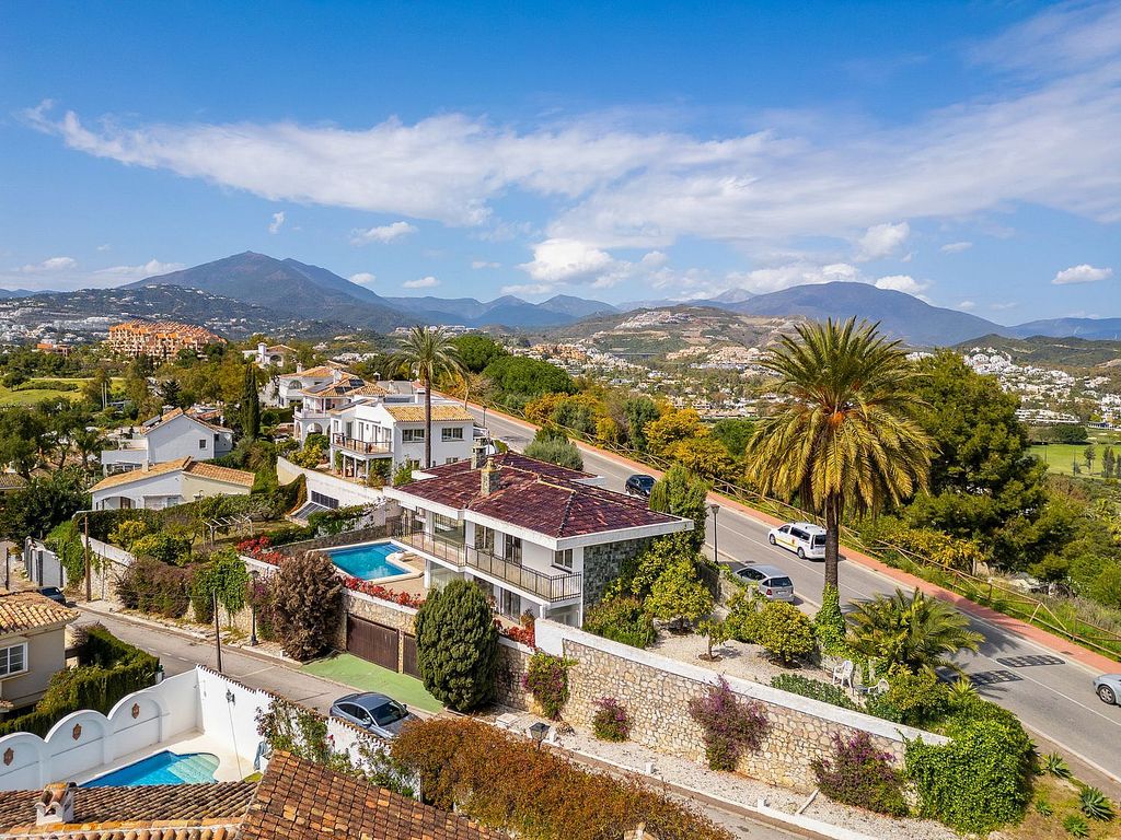 Villa to renovate with sea views in Las Brisas, Nueva Andalucia, Marbella