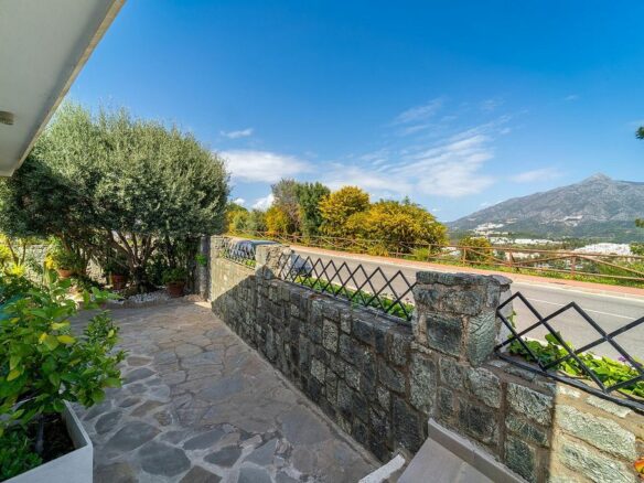 Villa to renovate with sea views in Las Brisas, Nueva Andalucia, Marbella