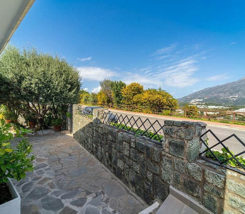 Villa to renovate with sea views in Las Brisas, Nueva Andalucia, Marbella