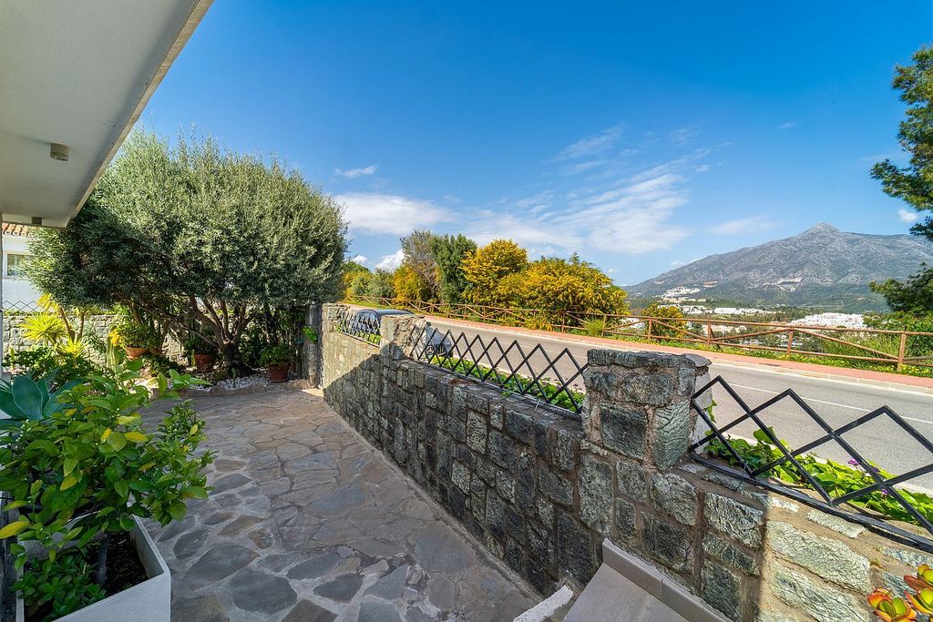 Villa to renovate with sea views in Las Brisas, Nueva Andalucia, Marbella
