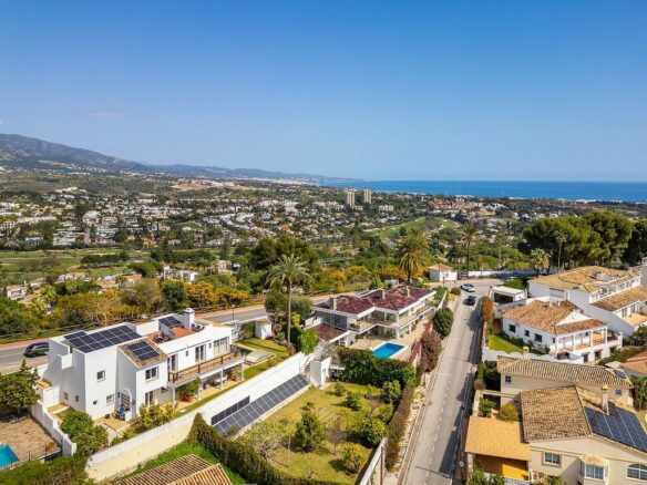 Villa to renovate with sea views in Las Brisas, Nueva Andalucia, Marbella