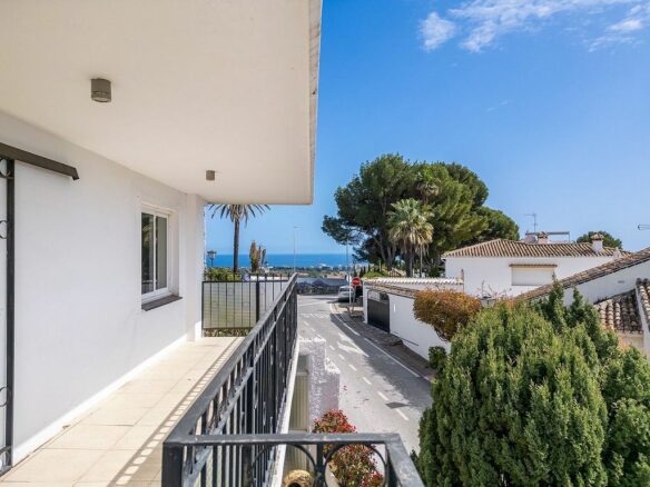 Villa to renovate with sea views in Las Brisas, Nueva Andalucia, Marbella