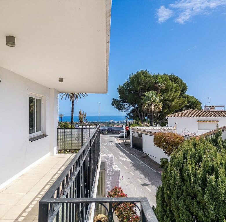 Villa to renovate with sea views in Las Brisas, Nueva Andalucia, Marbella