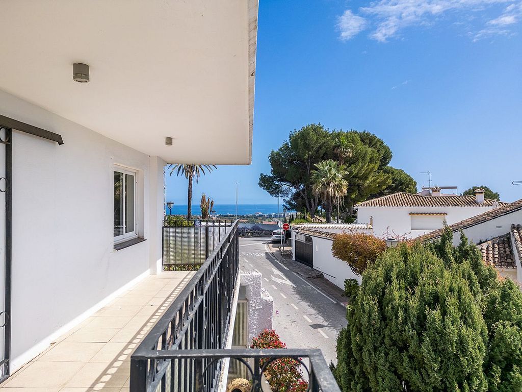 Villa to renovate with sea views in Las Brisas, Nueva Andalucia, Marbella