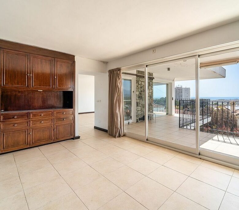 Villa to renovate with sea views in Las Brisas, Nueva Andalucia, Marbella