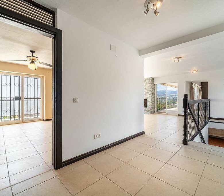 Villa to renovate with sea views in Las Brisas, Nueva Andalucia, Marbella