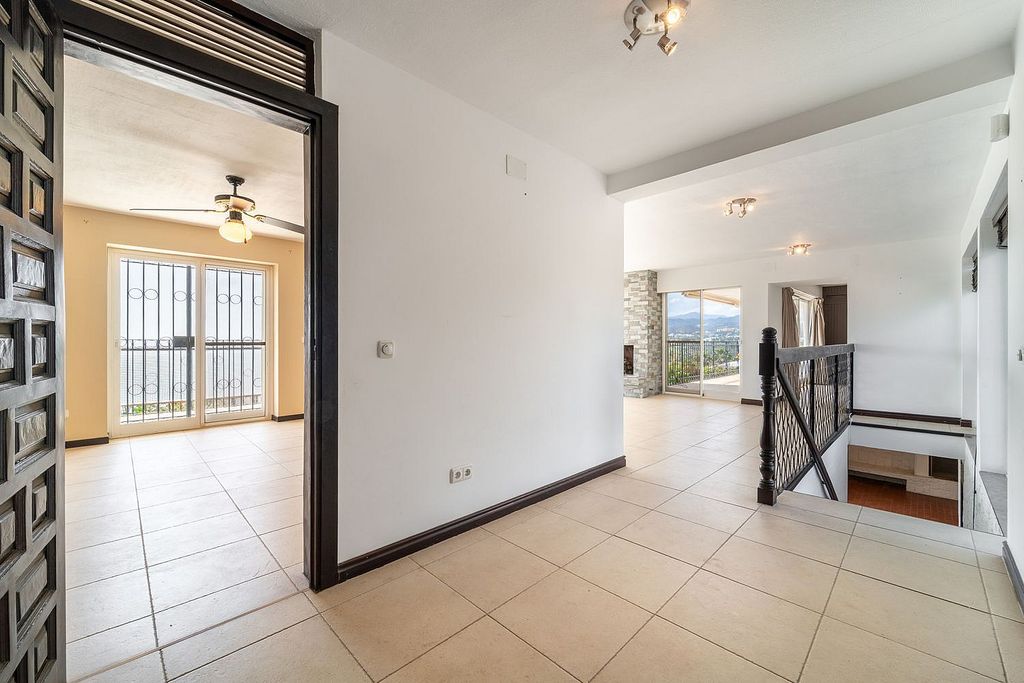 Villa to renovate with sea views in Las Brisas, Nueva Andalucia, Marbella