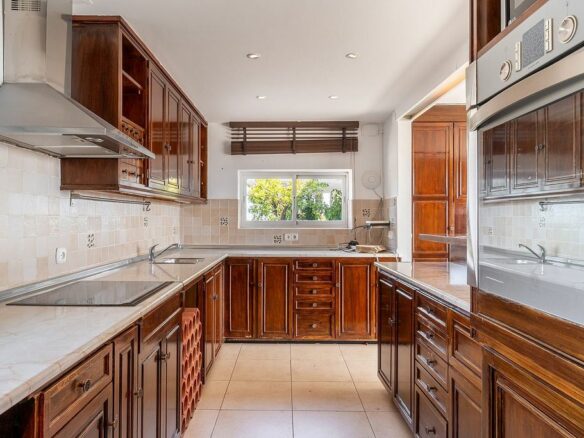 Villa to renovate with sea views in Las Brisas, Nueva Andalucia, Marbella