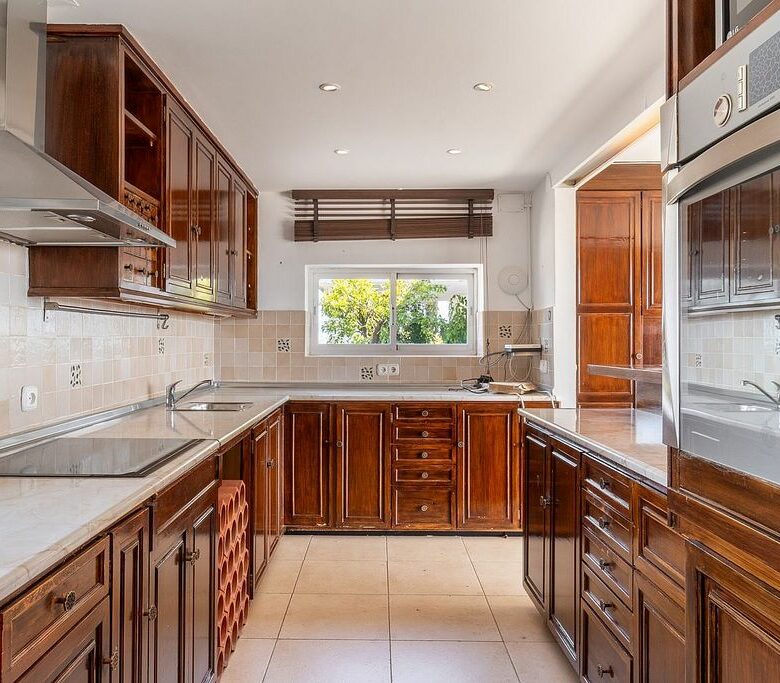 Villa to renovate with sea views in Las Brisas, Nueva Andalucia, Marbella