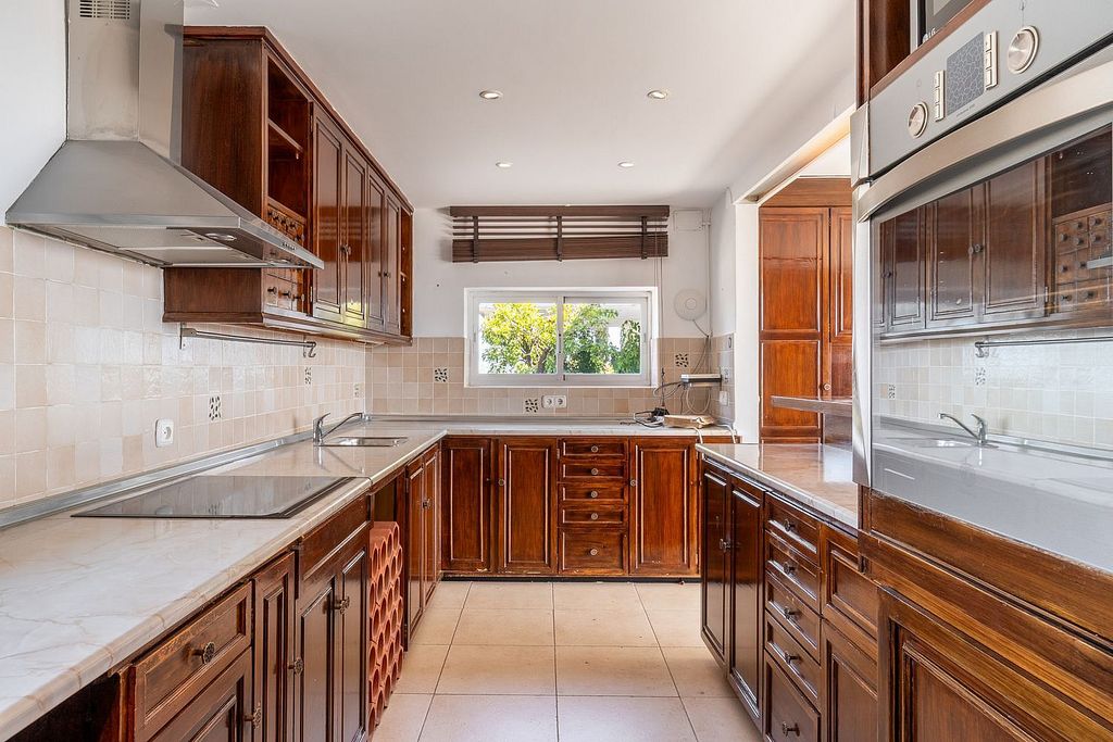 Villa to renovate with sea views in Las Brisas, Nueva Andalucia, Marbella