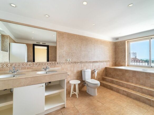 Villa to renovate with sea views in Las Brisas, Nueva Andalucia, Marbella