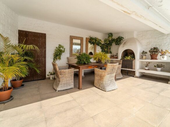 Villa to renovate with sea views in Las Brisas, Nueva Andalucia, Marbella