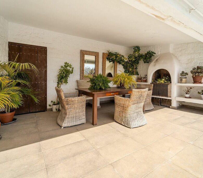 Villa to renovate with sea views in Las Brisas, Nueva Andalucia, Marbella