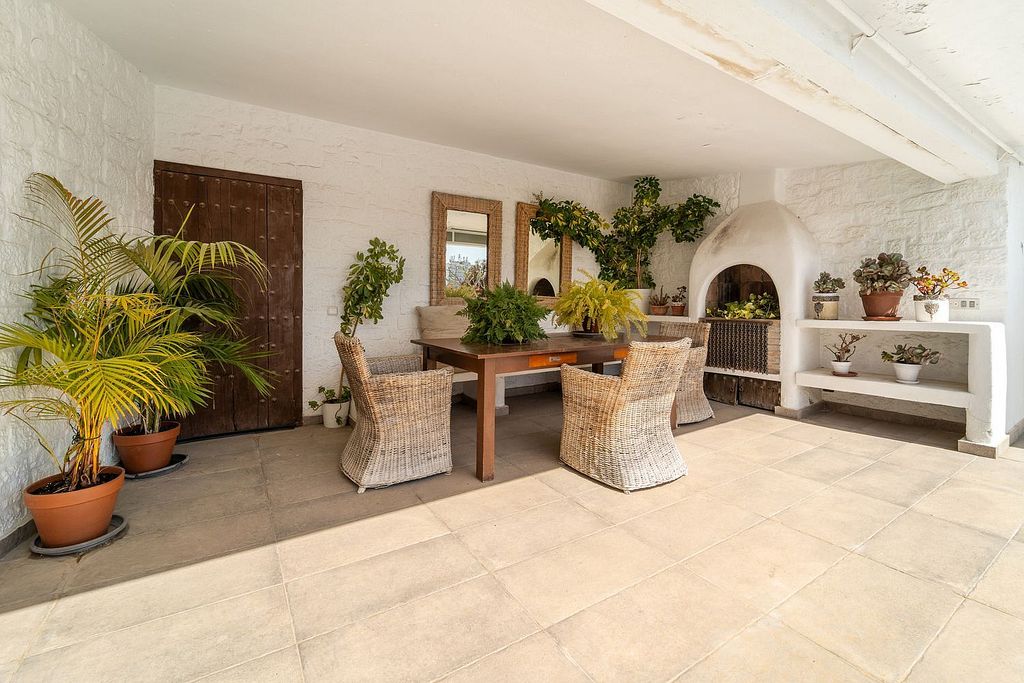 Villa to renovate with sea views in Las Brisas, Nueva Andalucia, Marbella
