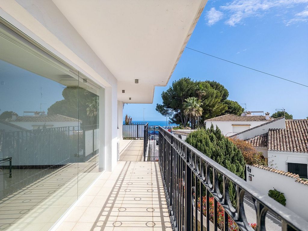 Villa to renovate with sea views in Las Brisas, Nueva Andalucia, Marbella