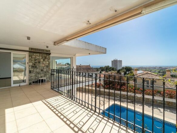 Villa to renovate with sea views in Las Brisas, Nueva Andalucia, Marbella