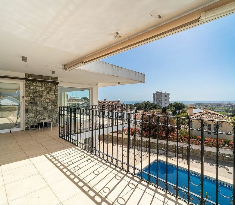 Villa to renovate with sea views in Las Brisas, Nueva Andalucia, Marbella