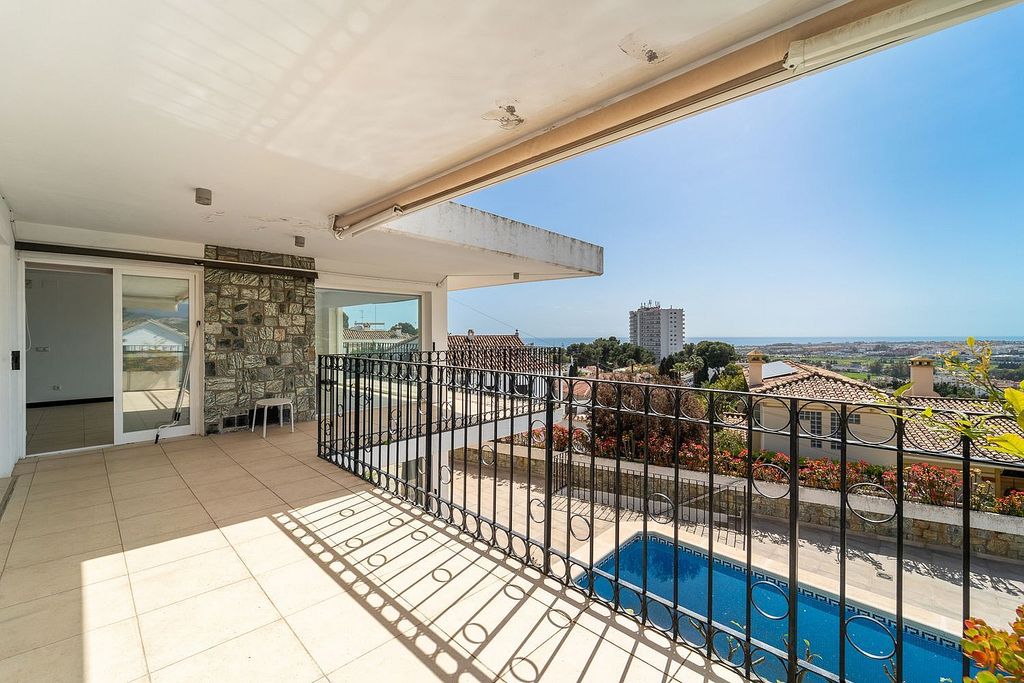 Villa to renovate with sea views in Las Brisas, Nueva Andalucia, Marbella