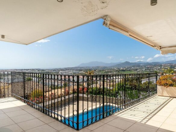 Villa to renovate with sea views in Las Brisas, Nueva Andalucia, Marbella