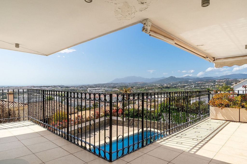 Villa to renovate with sea views in Las Brisas, Nueva Andalucia, Marbella