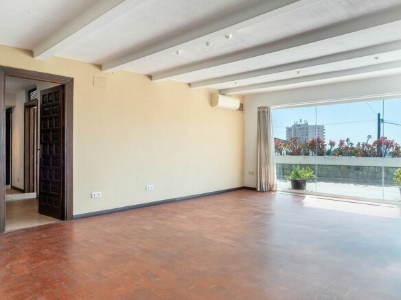 Villa to renovate with sea views in Las Brisas, Nueva Andalucia, Marbella