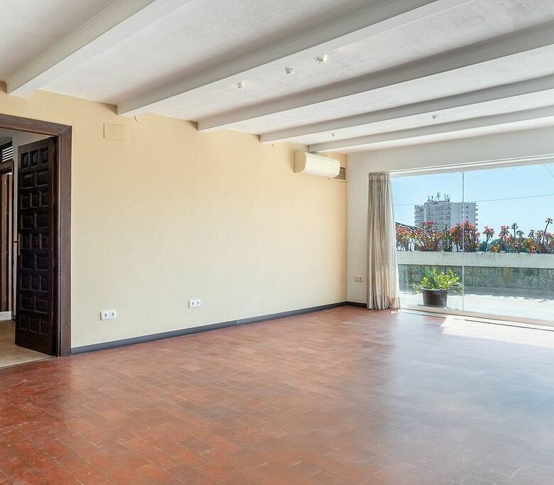 Villa to renovate with sea views in Las Brisas, Nueva Andalucia, Marbella