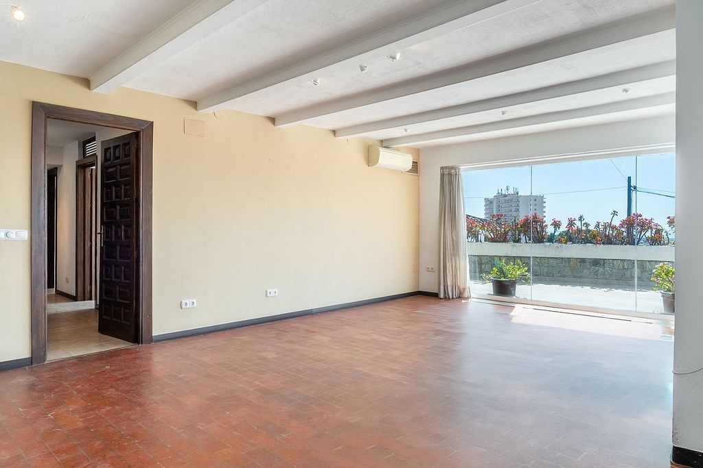Villa to renovate with sea views in Las Brisas, Nueva Andalucia, Marbella