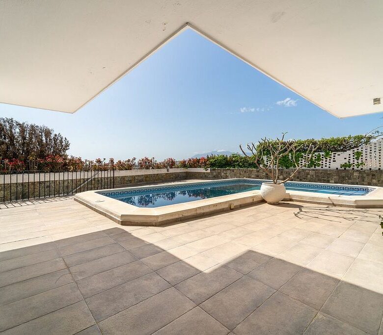 Villa to renovate with sea views in Las Brisas, Nueva Andalucia, Marbella