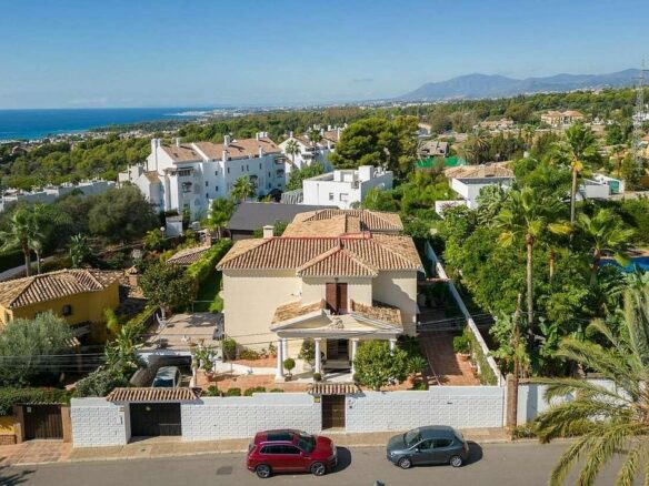Villa to renovate with sea views in Valdeolletas, Marbella