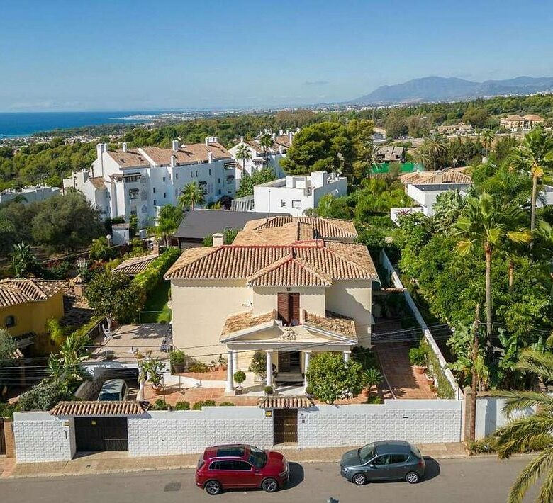 FOR SALE 🏡 Six-Bedroom Villa to Renovate with Sea Views – Valdeolletas, Marbella 🇪🇸