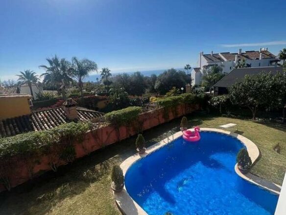 Villa to renovate with sea views in Valdeolletas, Marbella