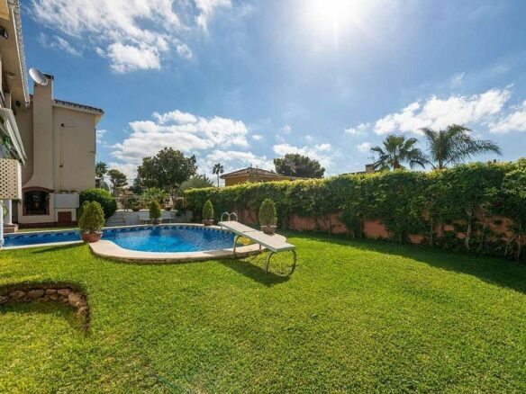 Villa to renovate with sea views in Valdeolletas, Marbella