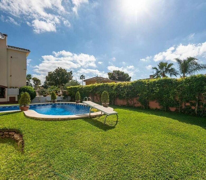 Villa to renovate with sea views in Valdeolletas, Marbella