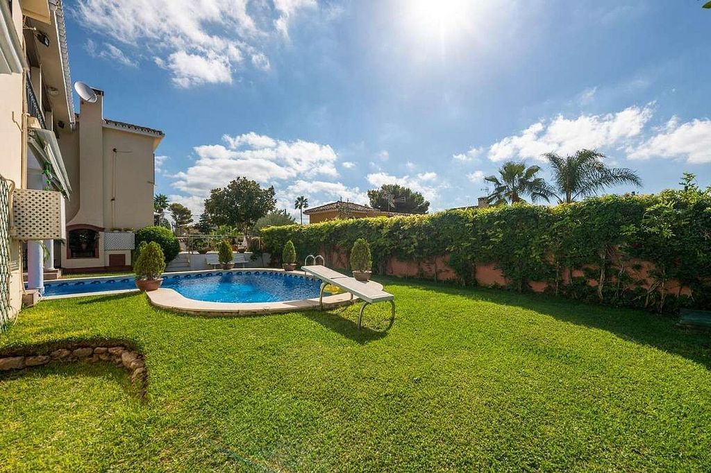 Villa to renovate with sea views in Valdeolletas, Marbella