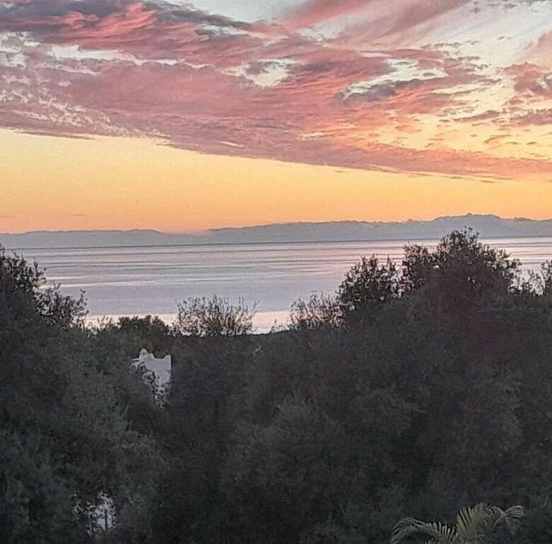 Villa to renovate with sea views in Valdeolletas, Marbella