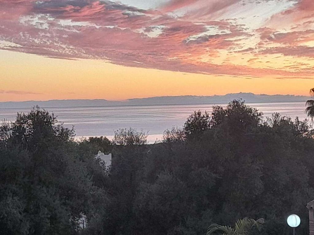 Villa to renovate with sea views in Valdeolletas, Marbella