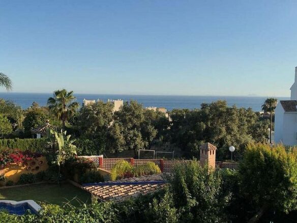 Villa to renovate with sea views in Valdeolletas, Marbella