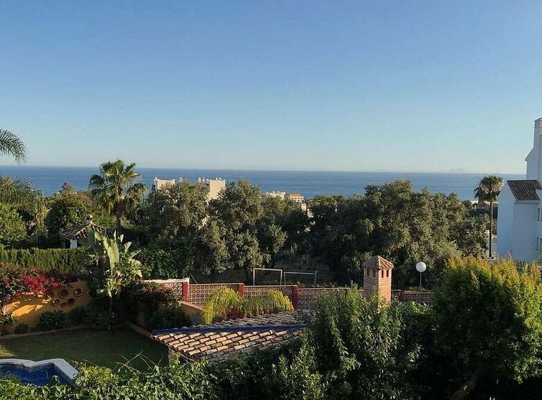 Villa to renovate with sea views in Valdeolletas, Marbella