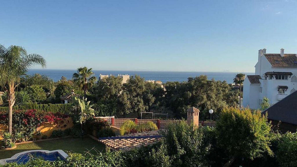 Villa to renovate with sea views in Valdeolletas, Marbella
