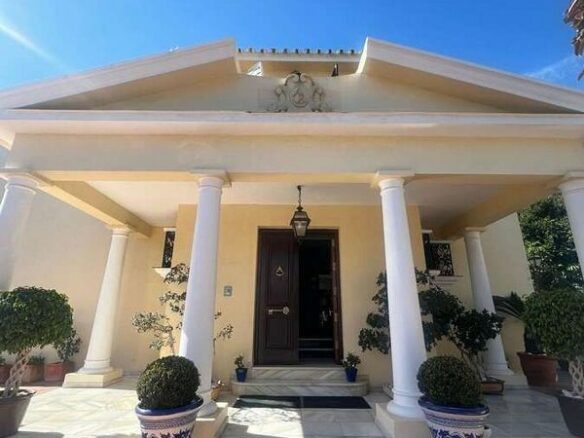 Villa to renovate with sea views in Valdeolletas, Marbella