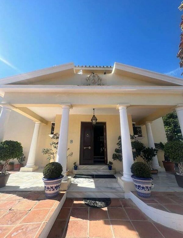 Villa to renovate with sea views in Valdeolletas, Marbella