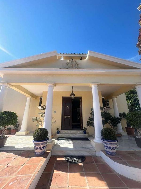 Villa to renovate with sea views in Valdeolletas, Marbella