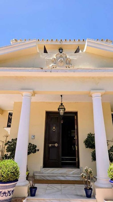 Villa to renovate with sea views in Valdeolletas, Marbella