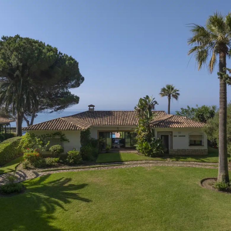 For Sale  –  Prime Beachfront Investment, Cancelada