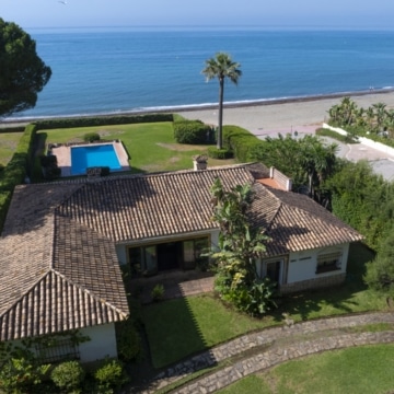 For Sale  –  Prime Beachfront Investment, Cancelada