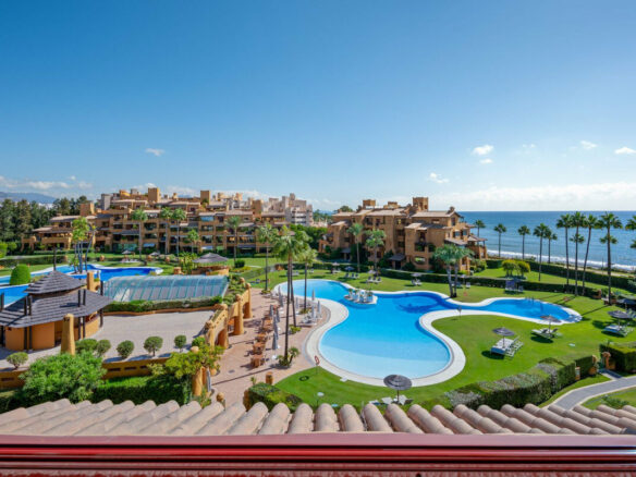 FOR SALE 🏡 Frontline Beach Three-Bedroom Apartment with Sea Views and Spa Facilities – Estepona 🇪🇸