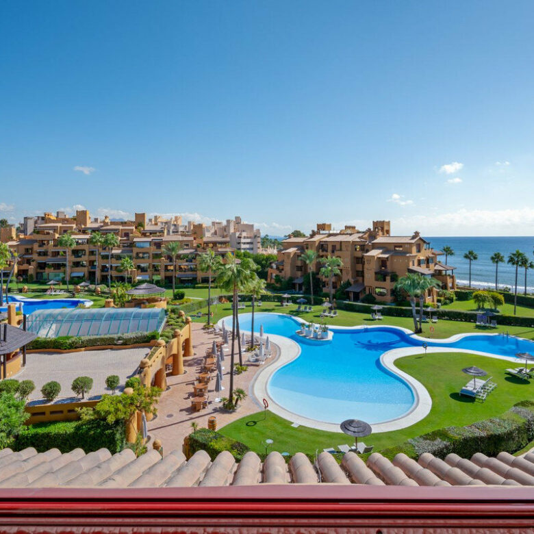 FOR SALE 🏡 Frontline Beach Three-Bedroom Apartment with Sea Views and Spa Facilities – Estepona 🇪🇸