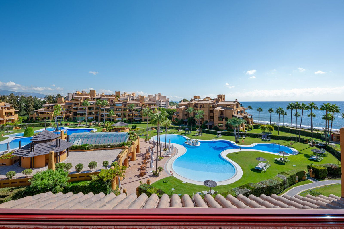 FOR SALE 🏡 Frontline Beach Three-Bedroom Apartment with Sea Views and Spa Facilities – Estepona 🇪🇸
