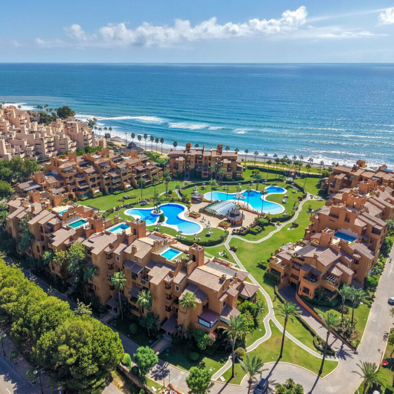 FOR SALE 🏡 Frontline Beach Three-Bedroom Apartment with Sea Views and Spa Facilities – Estepona 🇪🇸